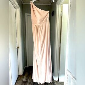 🛍️NWT gorgeous blush pink one shoulder off dress and its new. Size 12 stretch